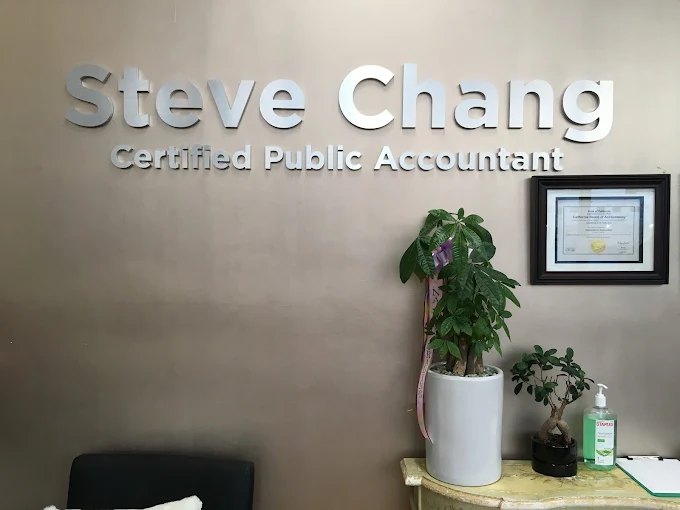 'Steve Chang, Certified Public Accountant' 글자와 인증서 액자가 걸린 사무실 벽